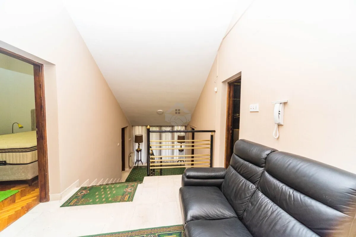 Izdavanje, kuća, 380m², Gorica C, Podgorica