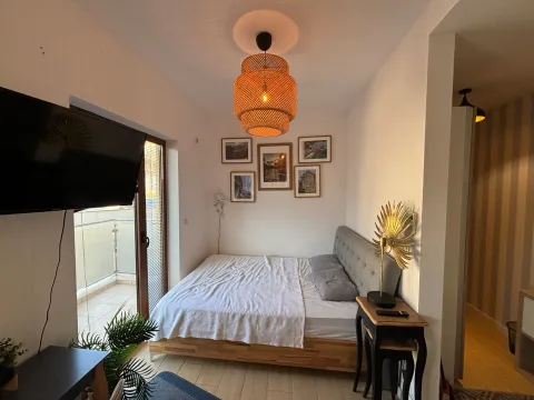 Modusno opremljena spavaća soba sa bračnim krevetom i izlazom na terasu. - image 3