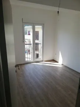 Prazna i svijetla prostorija sa laminatnim podom i izlazom na balkon. - image 18