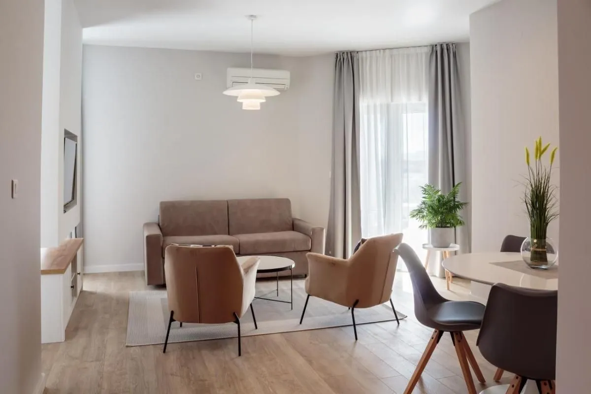 Izdavanje, dvosoban stan, 80m², Tivat, Crna Gora