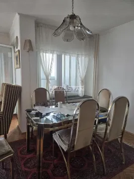 Trpezarija sa stolom, stolicama i tepihom u dnevnoj sobi. - image 10