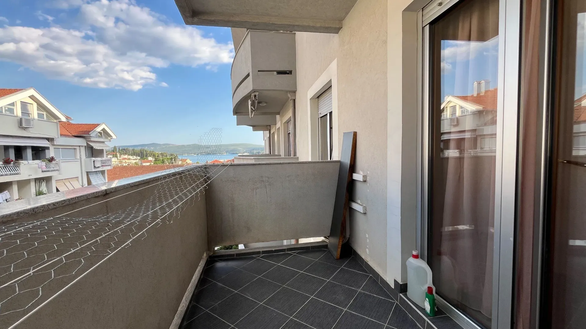 Izdavanje, stan, 82m², Tivat, Crna Gora