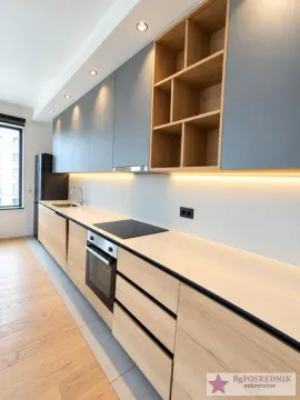 Moderna kuhinja sa drvenim elementima i ugrađenim kućnim aparatima. - image 7