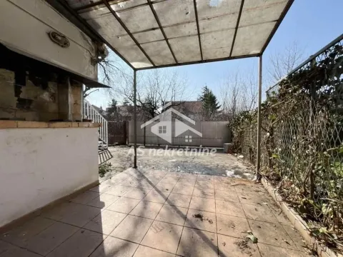 Natkriveni popločani deo dvorišta sa roštiljem. - image 21