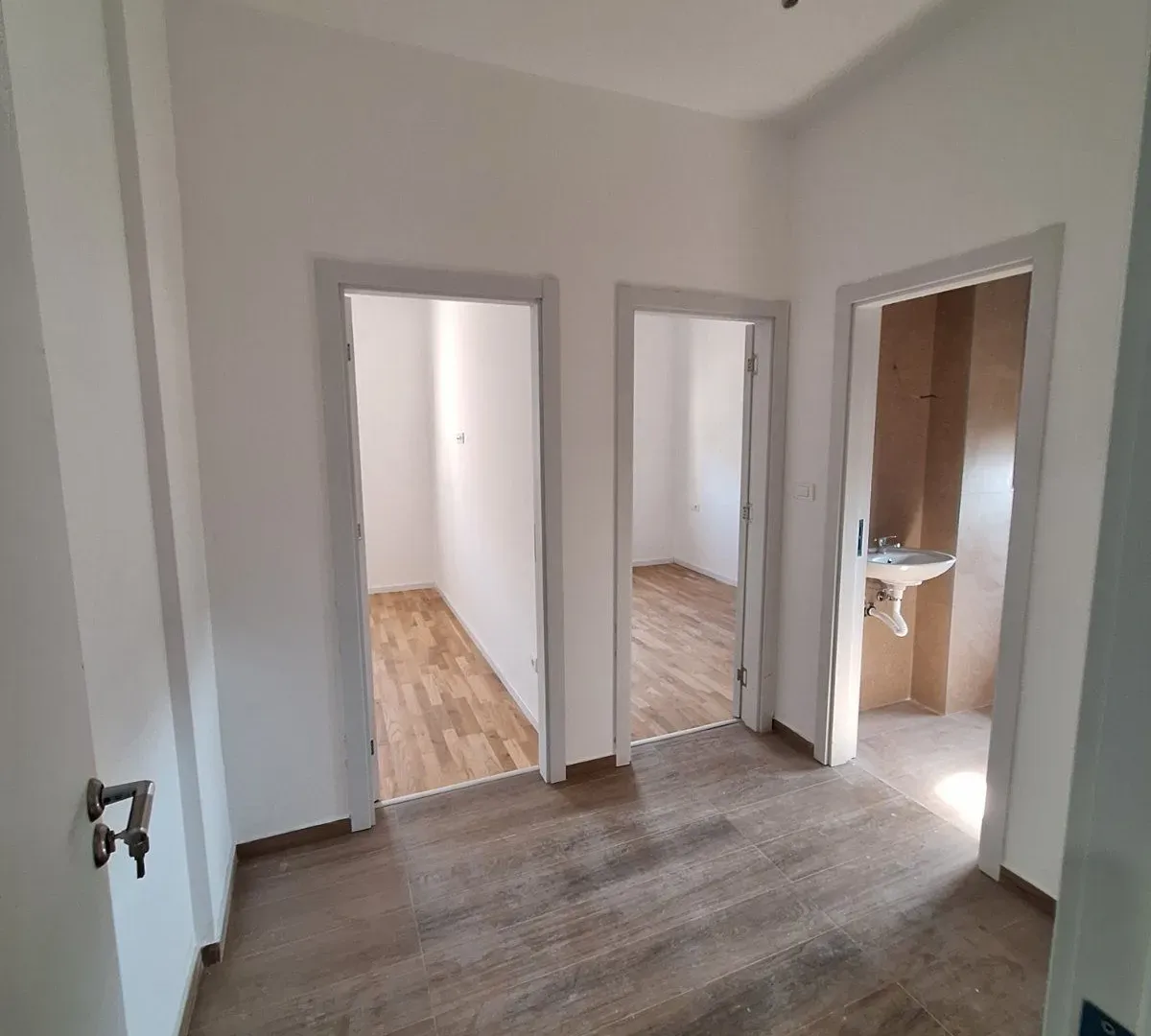 Izdavanje, dvosoban stan, 64m², Tološi, Podgorica