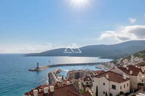Pogled sa nekretnine na marinu, obalu i brda u pozadini. - image 32
