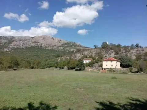 Zemljište in Piperi