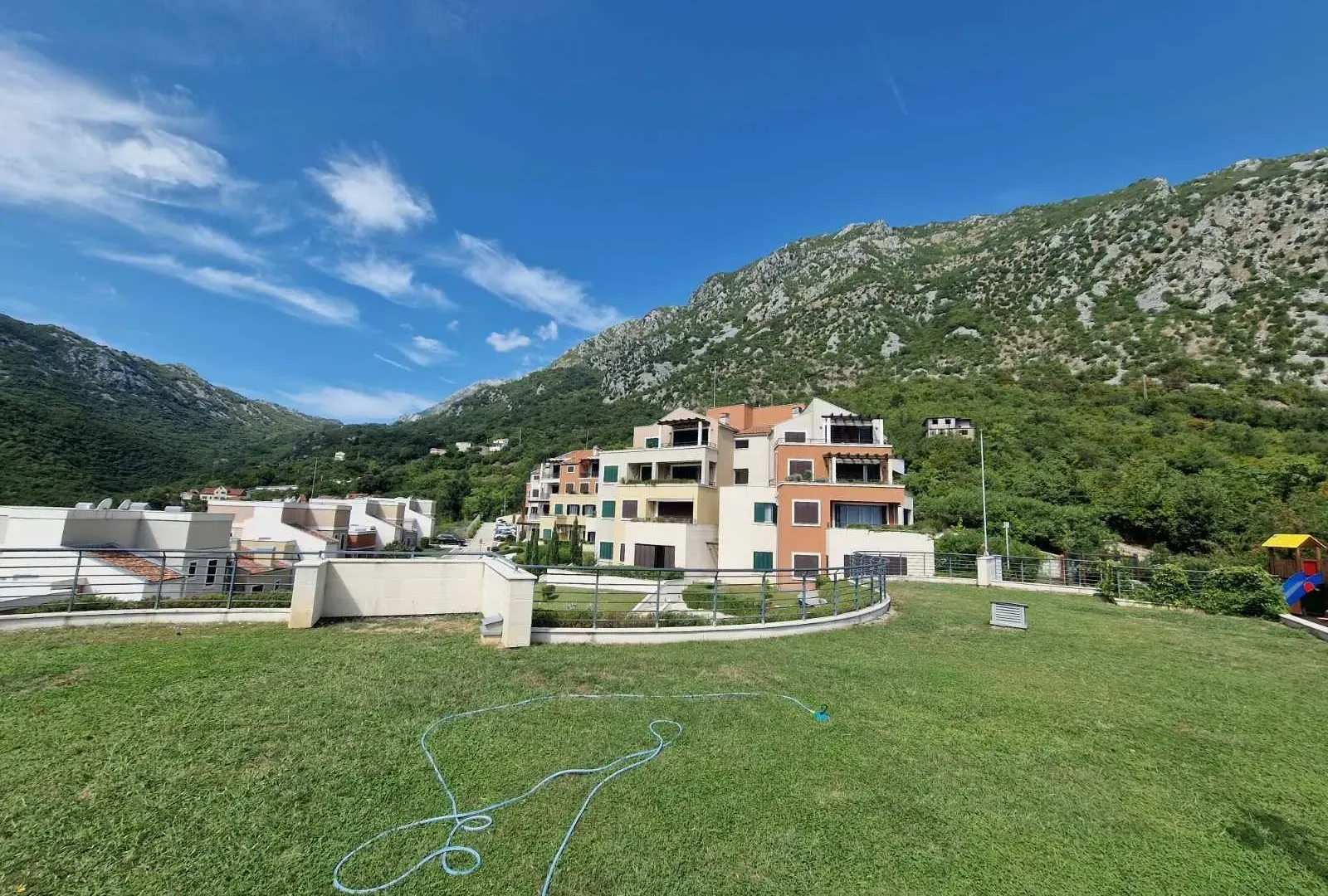 Prodaja, dvosoban stan, 84m², Morinj, Kotor