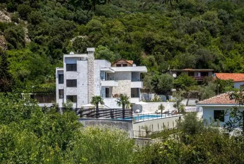 Pogled na modernu vilu sa bazenom i dvorištem okruženu zelenilom. - image 13