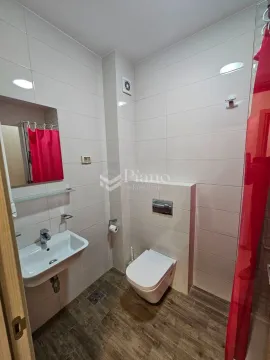 Kompaktno kupatilo sa umivaonikom, WC šoljom i tuš kabinom. - image 7