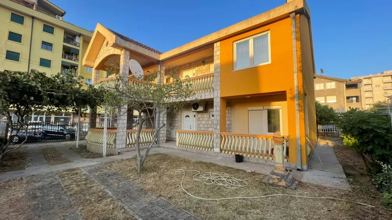 Izdavanje, kuća, 250m², Stari Aerodrom, Podgorica