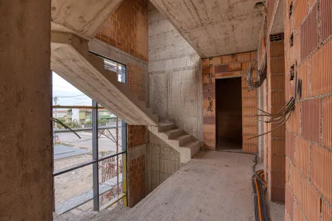 Unutrašnjost zgrade u izgradnji sa betonskim stepeništem i zidovima od cigle. - image 3