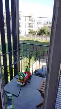 Terasa sa pogledom na okolne zgrade. - image 10