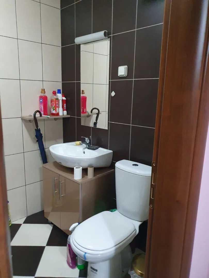 Jednostavno kupatilo sa lavaboom i toaletom.