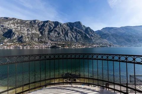 Pogled na more i planine sa balkona sa kovanim ogradama. - image 3