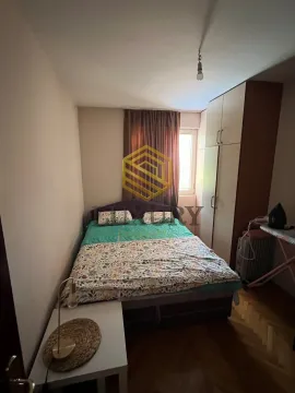 Namještena spavaća soba sa bračnim krevetom, ormarom i prozorom. - image 5