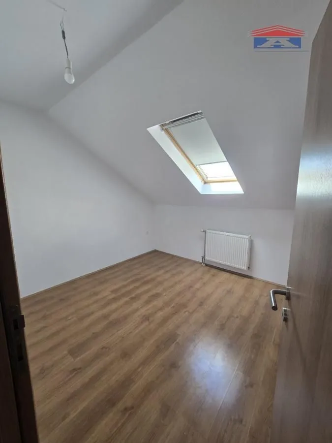 Izdavanje, četvorosoban stan, 78m², Centar, Novi Sad