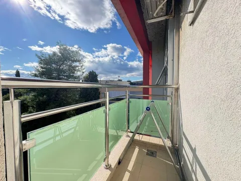 Manji balkon sa staklenom ogradom i sušilicom za veš. - image 6