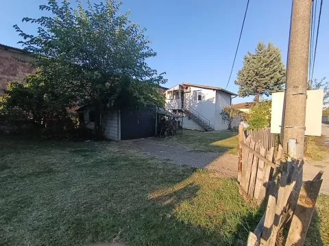 Pogled na dvorište porodične kuće sa pomoćnim objektom i zelenilom. - image 17