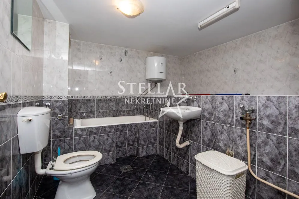 Izdavanje, kuća, 320m², Gorica C, Podgorica