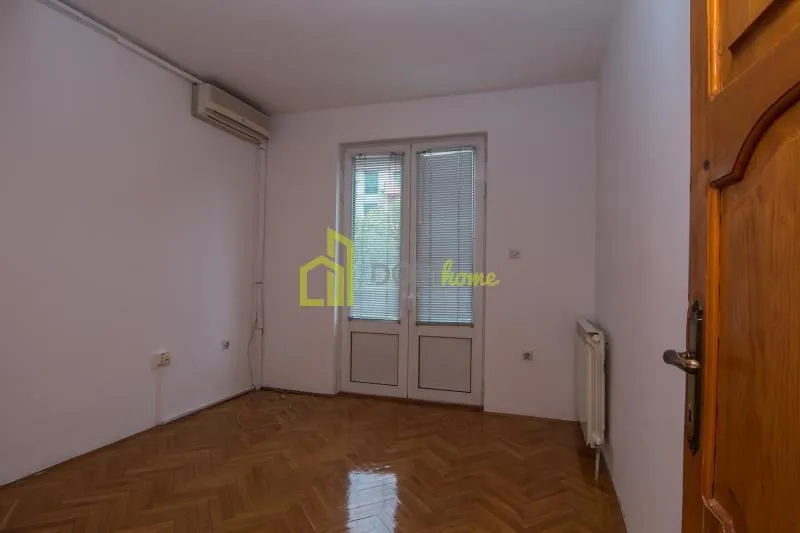 Izdavanje, kuća, 400m², Momišići, Podgorica
