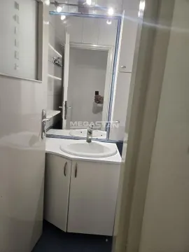 View of the bathroom with a washbasin and a mirror. - image 5
