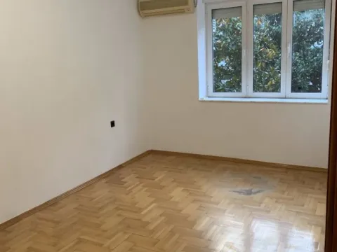 Izdavanje, dvosoban stan, 60m², Centar, Podgorica - image 5