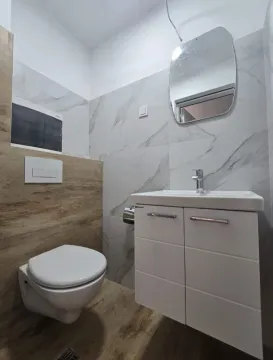 Moderne kupatilo sa ugradnom šoljom, umivaonikom i ogledalom. - image 12