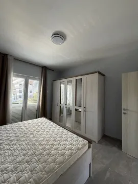 Spavaća soba sa bračnim krevetom, velikim garderoberom sa ogledalima i izlazom na terasu. - image 9
