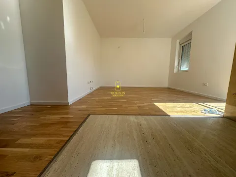 Prazna prostorija sa drvenim podom i prozorom. - image 3