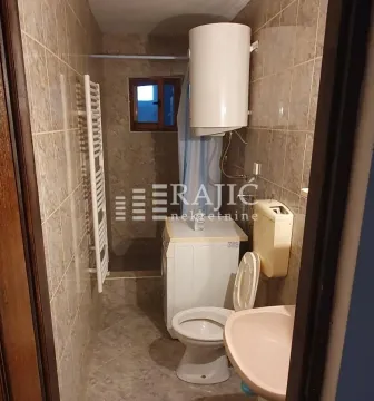 Smaller bathroom with sanitary ware and wall tiles. - image 6