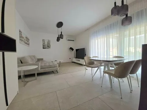 Prostrana dnevna soba sa garniturom i trpezarijom. - image 2