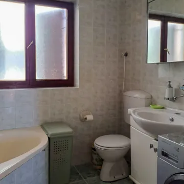 Kupatilo opremljeno kadom, umivaonikom, WC šoljom i prozorom. - image 27