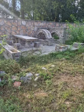Zidani sto i roštilj u dvorištu sa kameni zidom. - image 9
