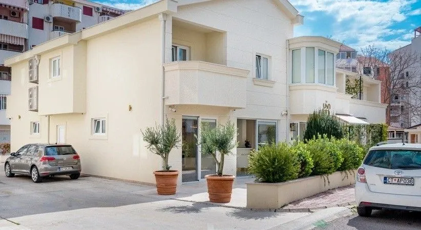 Sale, hospitality venue, 320m², Podkošljun, Budva