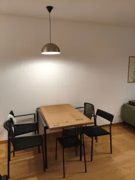Trpezarijski sto sa stolicama u dnevnoj sobi. - image 4