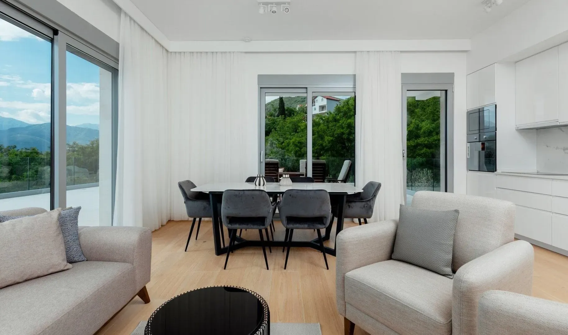 Izdavanje, četvorosoban stan, 273m², Marići, Tivat