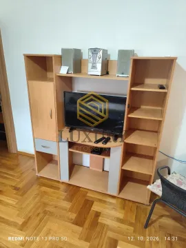 Dnevna soba sa drvenom komodom za televizor. - image 7