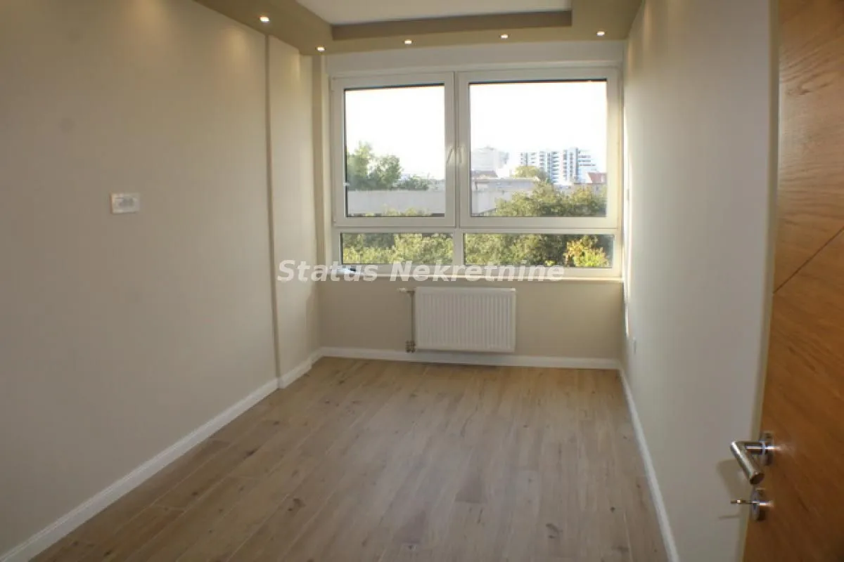 Izdavanje, četvorosoban stan, 101m², Stari grad, Novi Sad