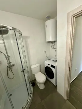 Kompaktno kupatilo sa tuš kabinom, toaletom, bojlerom i veš mašinom. - image 9