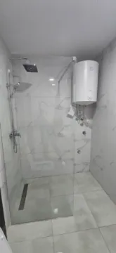 Moderne kupatilo sa tuš kabinom i bojlerom. - image 7