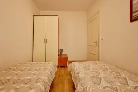 Spavaća soba sa dva kreveta i garderoberom. - image 4