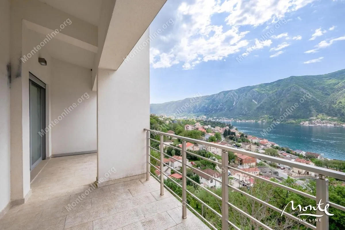 Prodaja, trosoban stan, 103m², Dobrota, Kotor