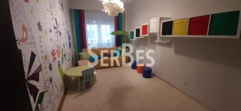 Dnevna soba sa šarenim tapetama, garniturom i dečjim nameštajem. - image 13