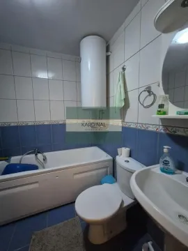 Manje kupatilo opremljeno kadom, umivaonikom i wc šoljom. - image 15