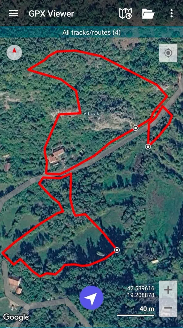 Satelitski snimak terena sa ucrtanim granicama parcele u aplikaciji za mape.