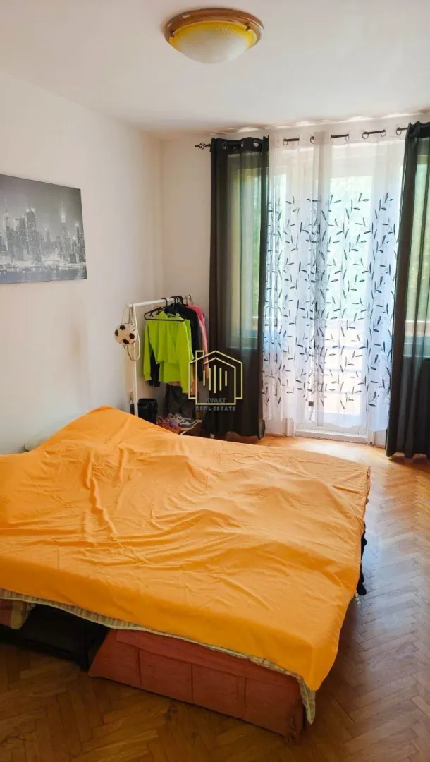 Furnished bedroom with a double bed and access to the terrace.