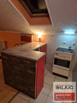 Manja kuhinja u potkrovlju sa šankom i štednjakom. - image 6