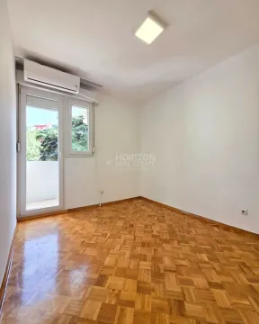 Empty room with parquet flooring and access to the terrace. - image 3