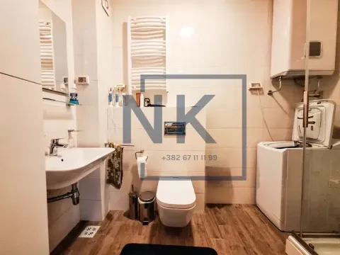 Kupatilo opremljeno sanitarijama, umivaonikom, tuš kabinom i veš mašinom. - image 5